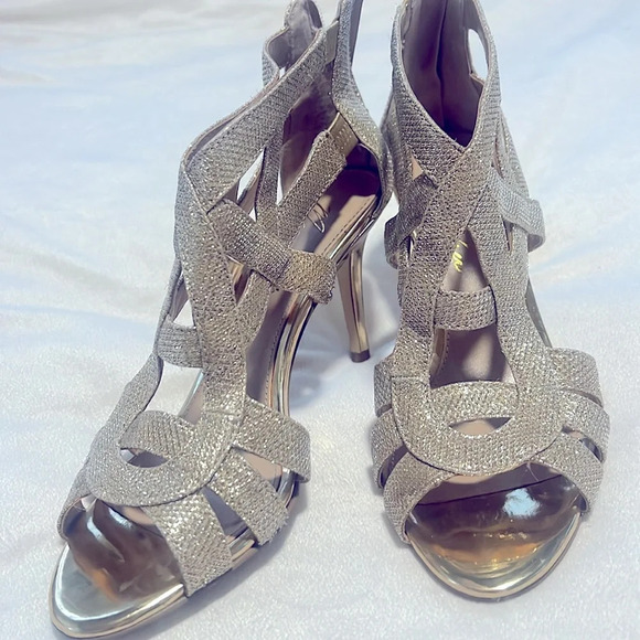 Marc Fisher Sz 7.5 Gold Metallic Nala Mid Heel Evening Sandals Heels NWT - Picture 3 of 12